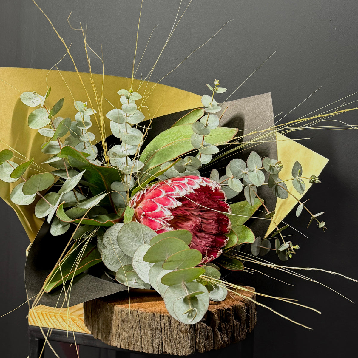 👑 Ramo Reina – Flores de Temporada con Elegancia y Carácter 👑