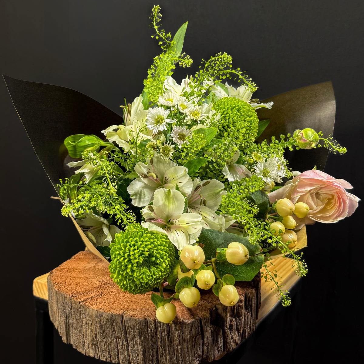 🍃 Ramo Esencia Pura – Flores de Temporada en Armonía 🍃